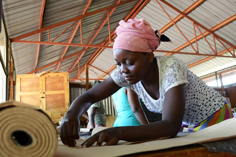 Afrikkalainen nainen tekstiilitehdas