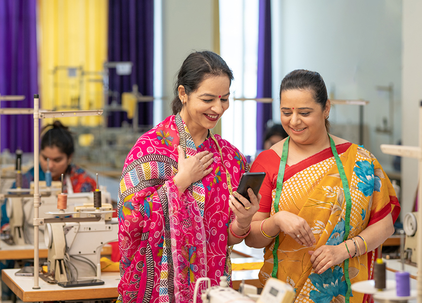 Intialaiset naiset tekstiiliyrityksessä