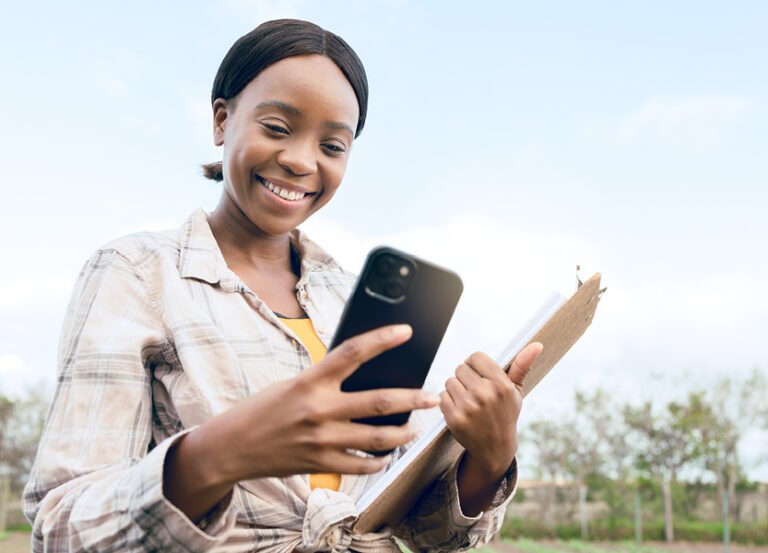 tyttö lukee uutisia puhelimesta