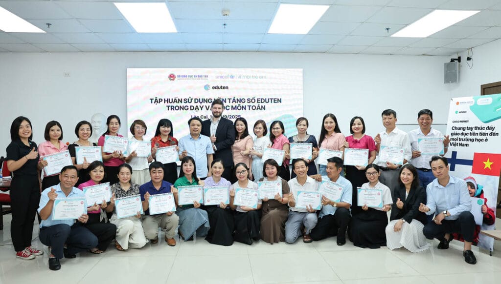 Edutenin koulutus Vietnamissa: kuvassa Jussi-Pekka Järvinen ja koulutukseen osallistuneet paikalliset opettajat.